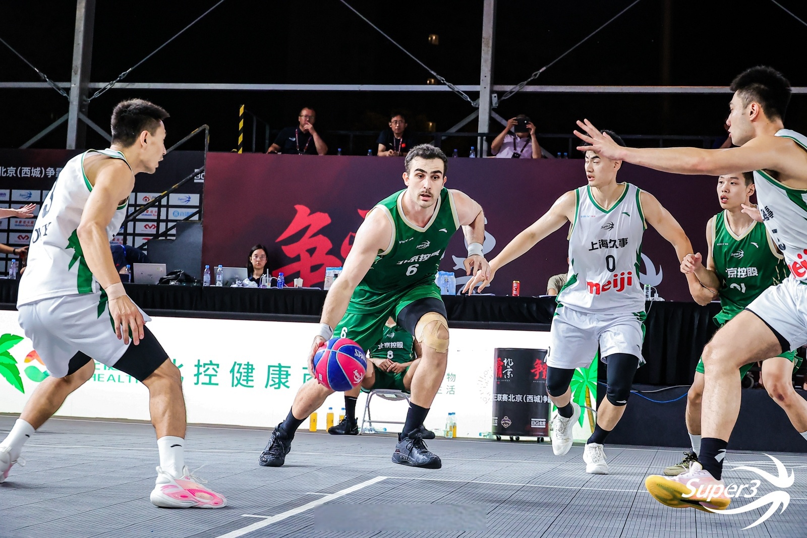 集结日体能课后，芝加哥公牛豪取连胜备战CBA季后赛，媒体盛赞，纪律约束更严格(各单位集中赛前篮球集训信息)