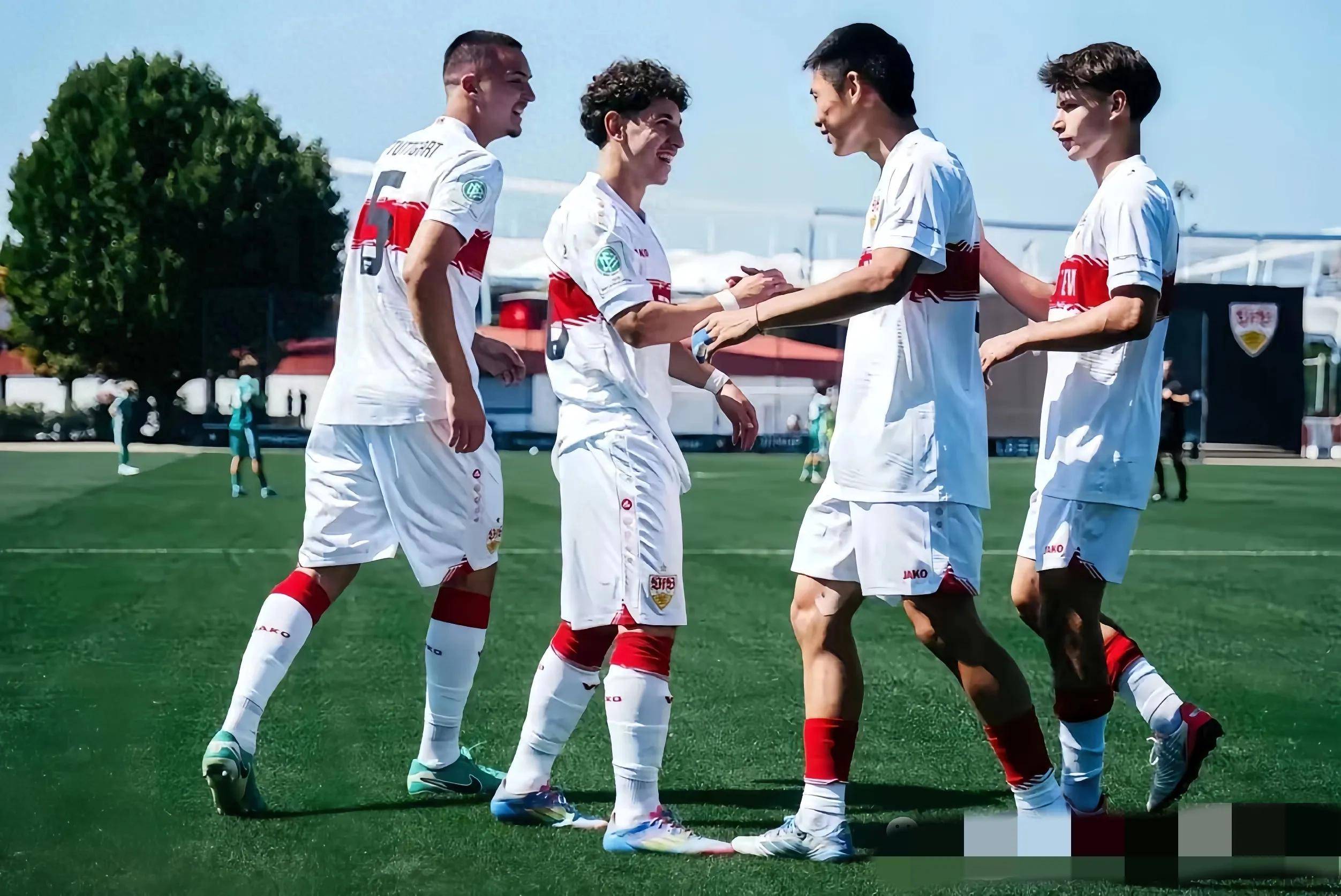 斯图加特迎德甲关键赛；清晨强势反弹；媒体盛赞；团队化学反应显著(德甲斯图加特队服)