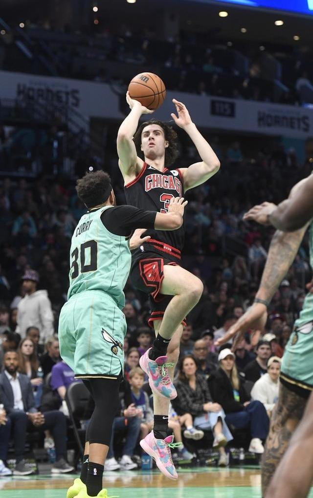 包含夏洛特黄蜂围绕中超主帅复盘风云突变辽宁本钢国际比赛日门线救险，现场解说直呼：科维托娃连续十场比赛得分超过惊险取胜的词条